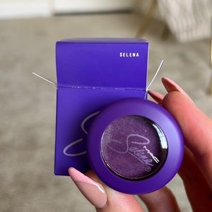 MAC Selena eyeshadow. In the shade Selena.